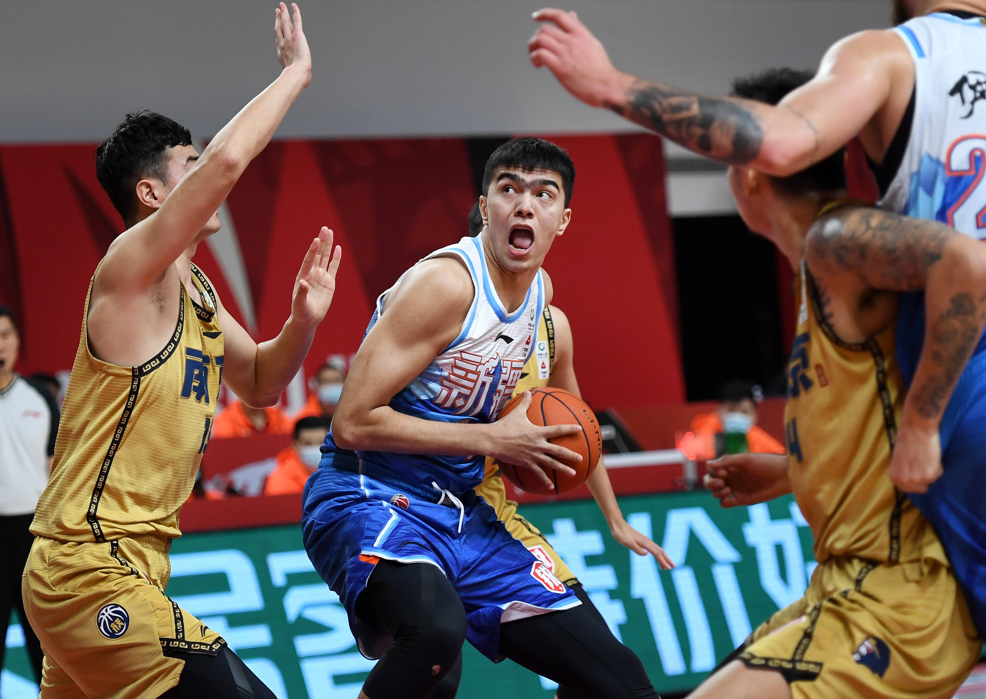 新疆队在比赛中展现强劲实力，夺魁