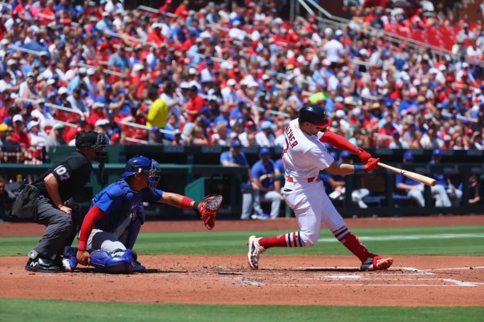 关于棒球场上的女子足球赛充满悬念，球队实力对比明显的信息