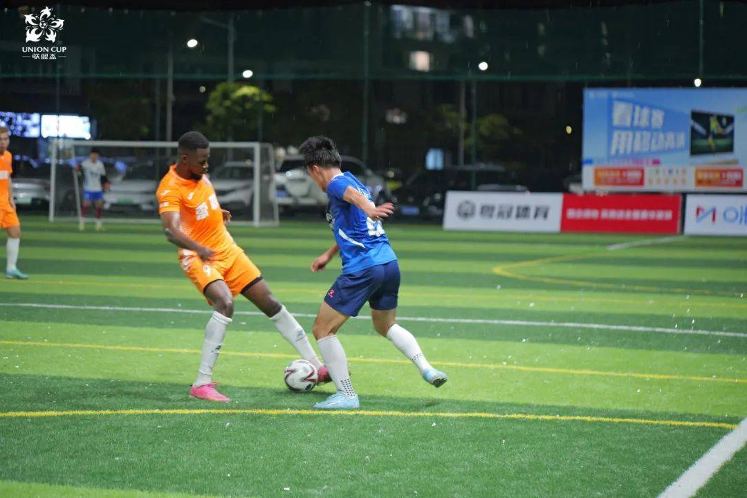 足球赛场上的激烈竞争引人入胜