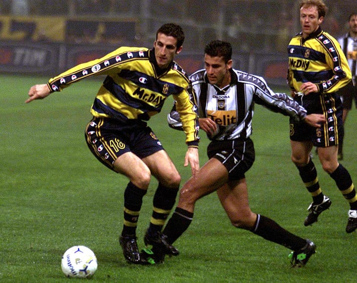 戛纳球员争分夺秒进攻激烈