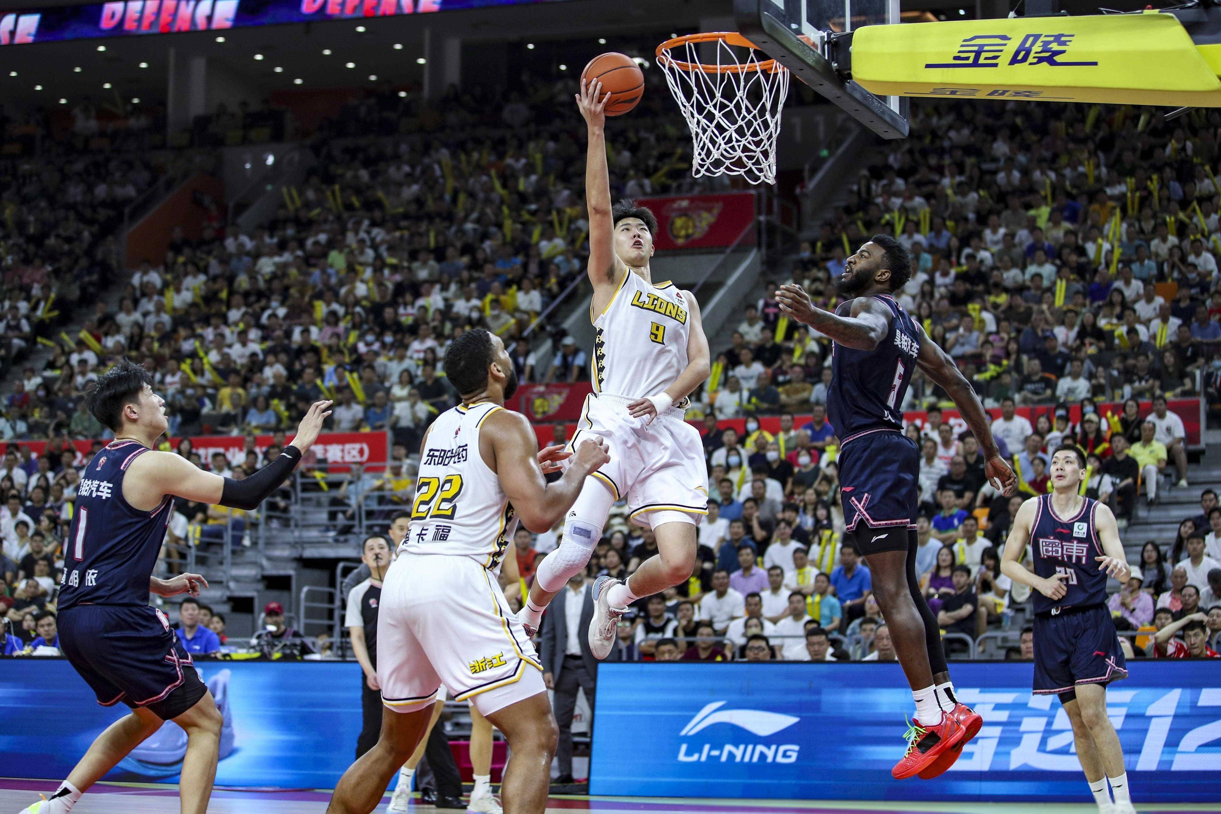 包含湖北队在主场大胜对手，取得赛季首胜的词条