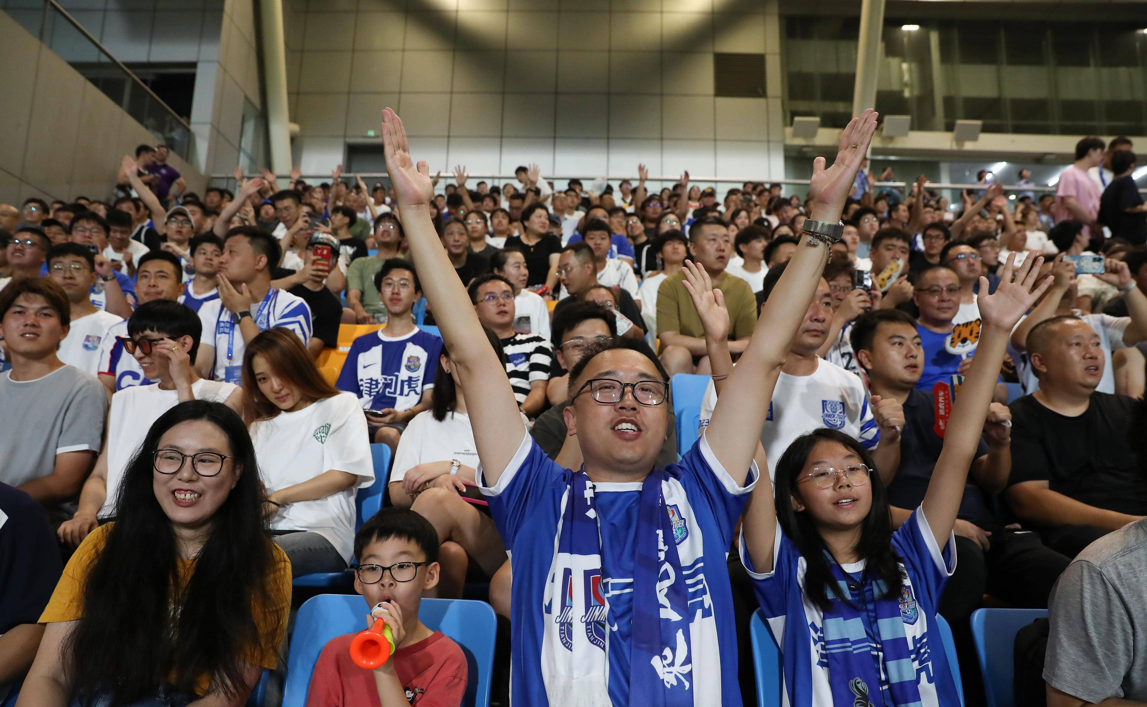 热烈的足球赛事场面，球迷热情高涨的简单介绍