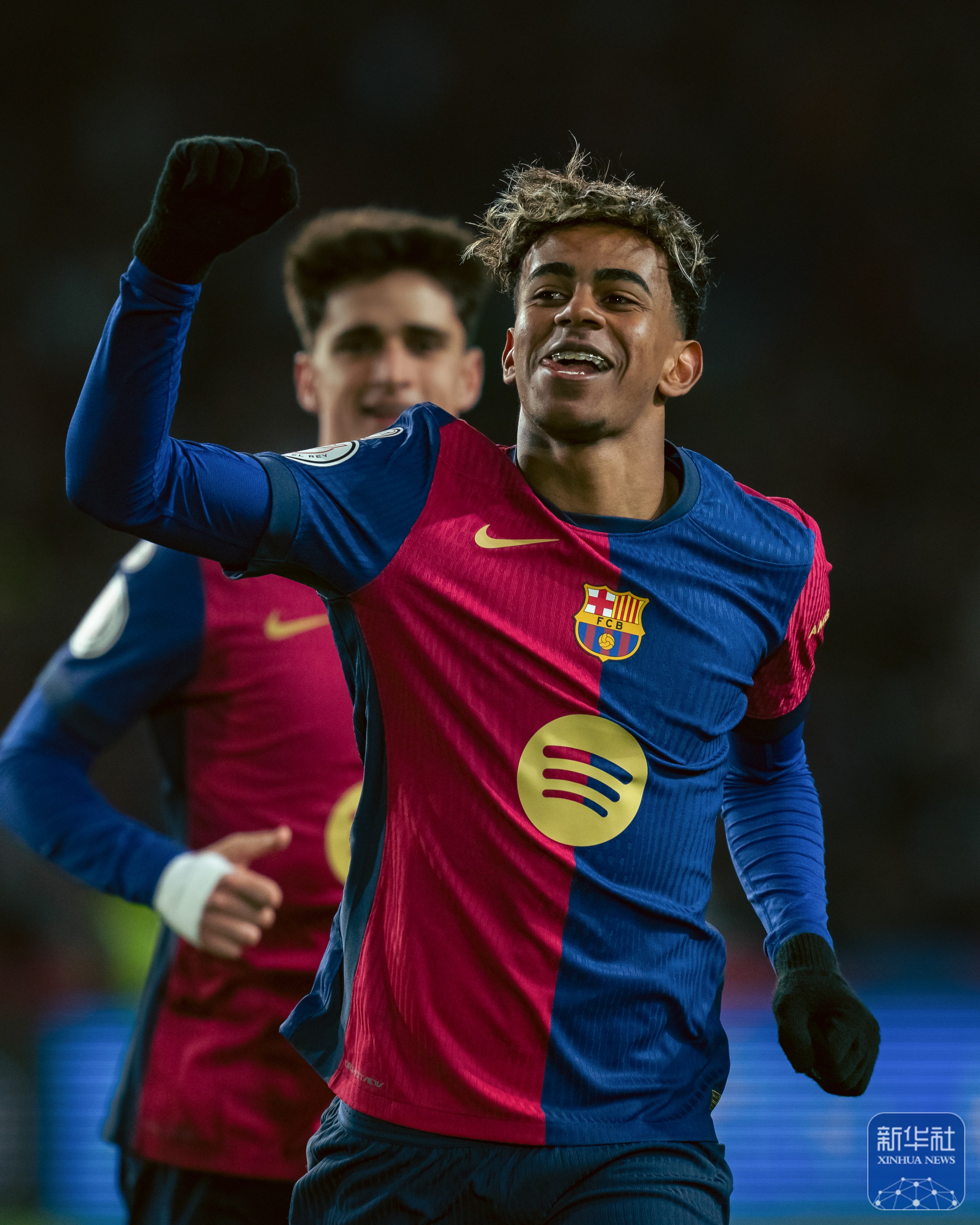 包含西班牙运动员在男子网球比赛中发挥出色，晋级四强的词条