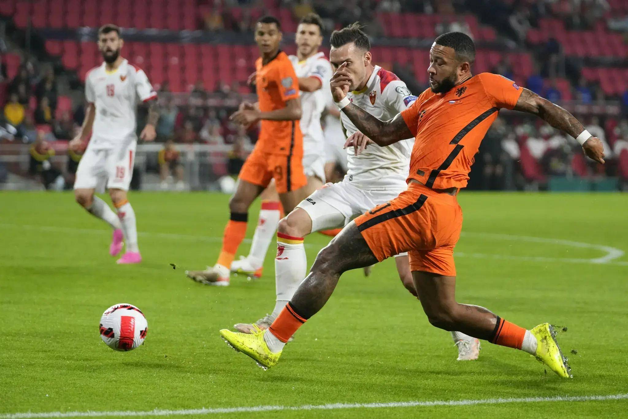 关于荷兰队欧洲杯预选赛爆发良好表现，队伍士气高涨的信息