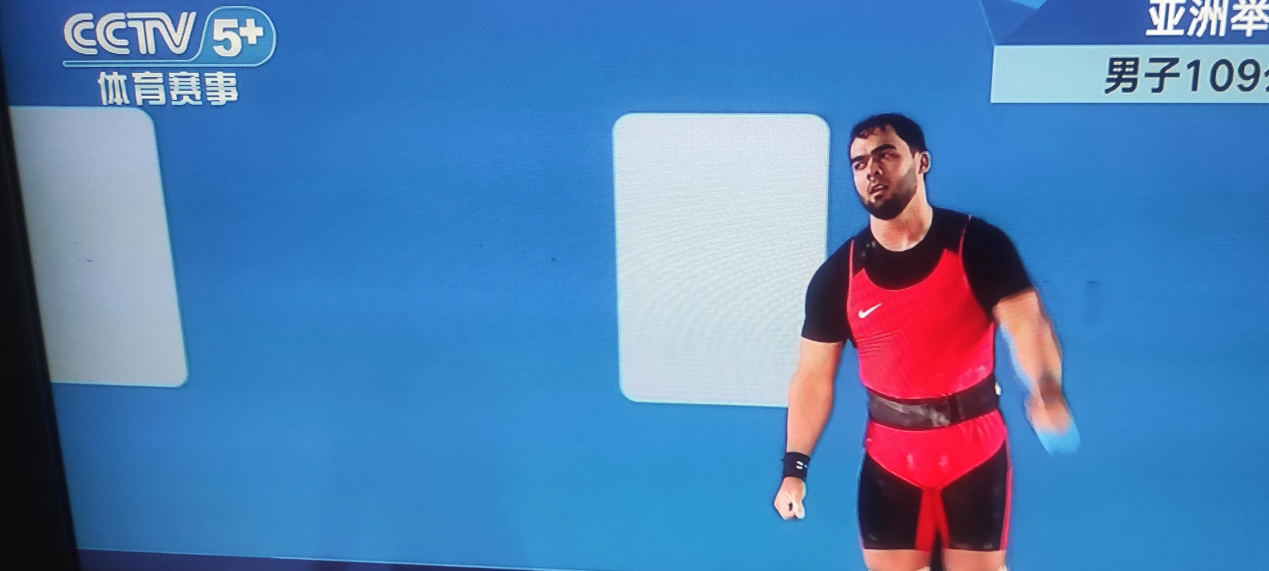 巴基斯坦选手在举重比赛中勇夺金牌