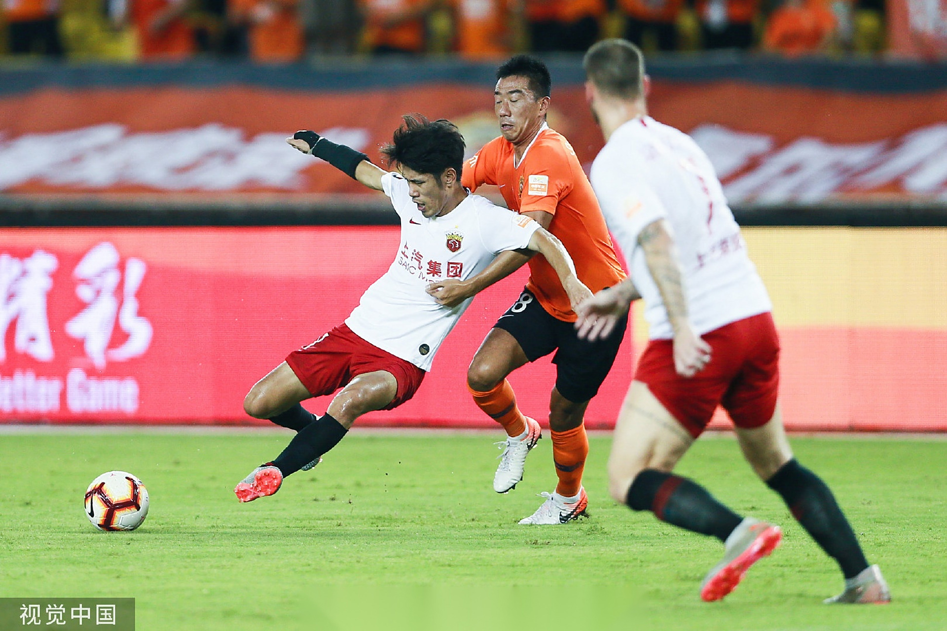 开云体育网站-上海上港与武汉卓尔争夺胜利，无留余地！的简单介绍